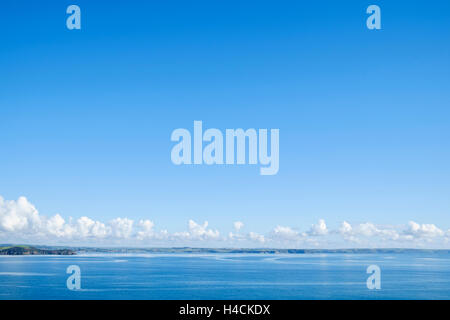Météo - Ciel bleu avec des nuages formant sur un littoral, UK Banque D'Images