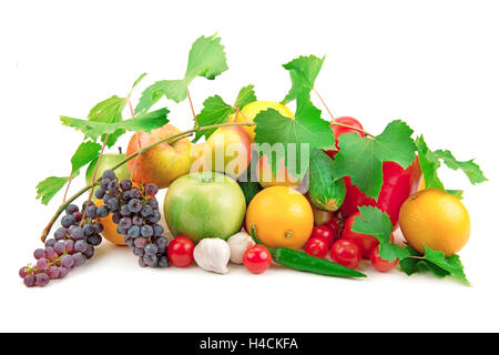 Ensemble de différents fruits et légumes isolé sur fond blanc Banque D'Images