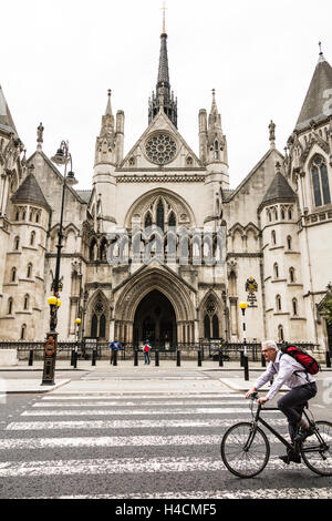 Entrée de la Royal Courts of Justice, Fleet Street, London, England, UK Banque D'Images