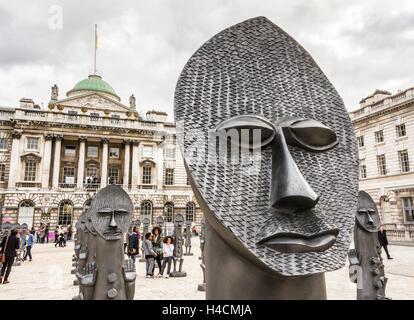 'Black and Blue : l'Homme invisible et le masque de noir', par artiste Zak Ove, à Somerset House à Londres, Banque D'Images