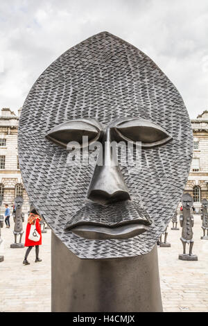 'Black and Blue : l'Homme invisible et le masque de noir', par artiste Zak Ove, à Somerset House à Londres, Banque D'Images