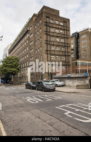 Entrée arrière à l'extérieur de l'hôpital Great Ormond Street, sur Guilford Street, London, WC1N, UK Banque D'Images