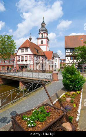 Allemagne, Hesse, brook er, le Mümling Mömling aussi appelé, dans l'omble de Er, pont de l'ancien hôtel de ville, la construction principale, 1545 centre de tourisme d'aujourd'hui, derrière la tour, église du village lui Ev 1750, brook er se trouve dans la réserve naturelle de la géo-route de montagne-ode avec bois Banque D'Images