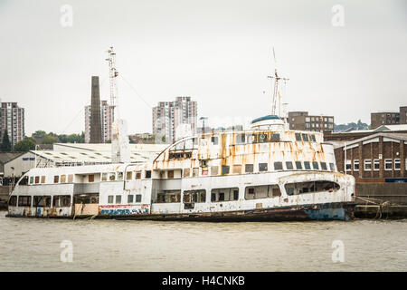 Un ferry pour passagers de Royal Iris abandonné et abandonné se trouve sur le site Les rives de la Tamise s'éloignent et attendent son sort Banque D'Images