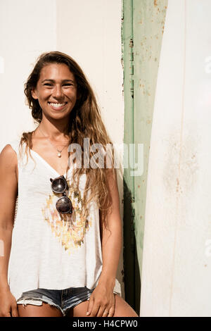 Fille avec un stand en face de surf grunge porte. Banque D'Images