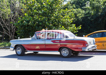 Old-timer taxi en face de l'Pueblo La Estrella Village Einkaufzentrum, Cayo Santa Maria, Villa Clara, Cuba, la République de Cuba, les Antilles, les Caraïbes Banque D'Images