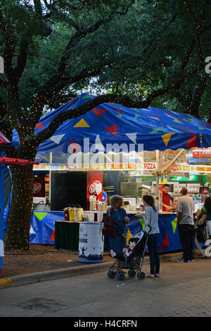 Vente de concessions une variété d'aliments frits, y compris fried gélifient-O balles, pendant la Foire de l'État du Texas de 2016. Banque D'Images