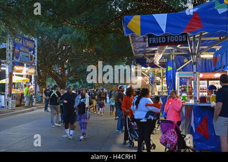 Vente de concessions une variété d'aliments frits, y compris fried gélifient-O balles, pendant la Foire de l'État du Texas de 2016. Banque D'Images