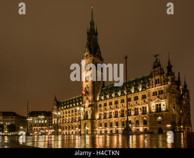 Hôtel de ville de Hambourg de nuit avec la réflexion sur la place humide Banque D'Images