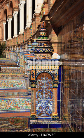 Espagne, Andalousie, ville de Séville, dans la plaza de Espana, l'espagnol, l'espace sur la ferraille, ornements de carreaux, les détails de l'art décoratif Banque D'Images