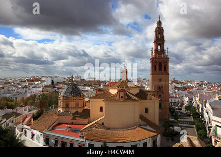 L'Espagne, l'Andalousie, de la ville de Carmona dans la province de Séville, vue depuis l'Alkazar de la Puerta de Sevilla aud la vieille ville et de la cathédrale San Pedro Banque D'Images