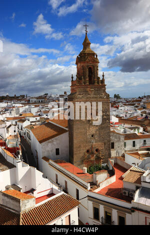 L'Espagne, l'Andalousie, de la ville de Carmona dans la province de Séville, la Torre del Oro sur l'église San Bartolome et la vieille ville Banque D'Images