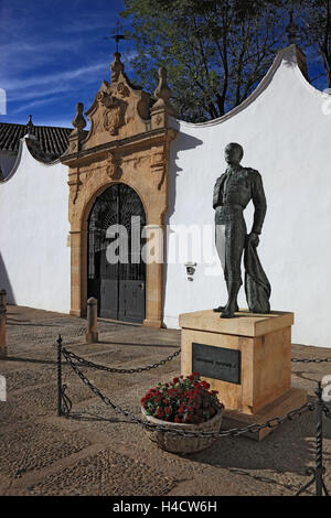 Ronda, d'un village blanc en Andalousie, Espagne, statue le toréador Antonio Ordonez en face de l'arène Banque D'Images