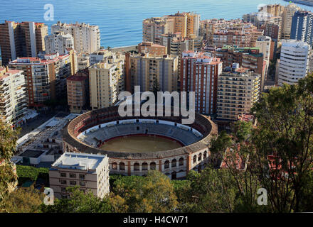 Malaga, vue Castillo de Gibralfaro, voir Castillo de Gibralfaro sur einenTeil la ville avec l'arène, Plaza de Toros, Andalousie, Espagne Banque D'Images