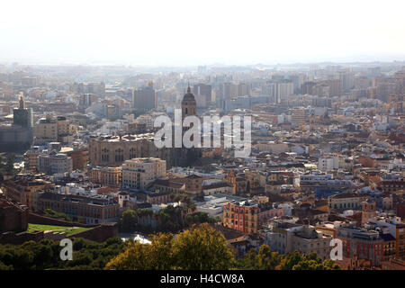 Malaga, vue Castillo de Gibralfaro, Castillo de Gibralfaro vue sur la ville, Vieille Ville avec la cathédrale, l'Espagne, Andalousie Banque D'Images