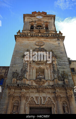 Espagne, Andalousie, Arcos de la Frontera dans la province de Cadix, dans la Route des Pueblos Blancos hors rue, les villages blancs, portail principal de l'église San Pedro, Saint Pierre, Église Saint Pierre Banque D'Images