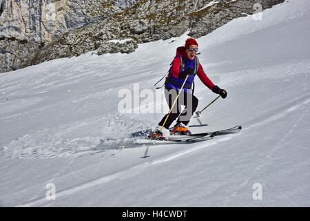 Tour de ski walker dans l'empereur sauvage Banque D'Images