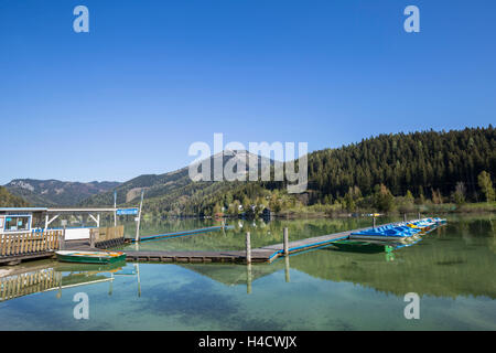 Location de bateau dans le Drei Hasen, vue de la paroisse de cauchemars, à travers le lac la marge entre la Basse-Autriche, Styrie, Autriche, Europe Banque D'Images