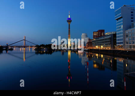 Media harbour, nouvelle cour po Frank Gehry à Düsseldorf, Allemagne, Berlin, Düsseldorf Banque D'Images