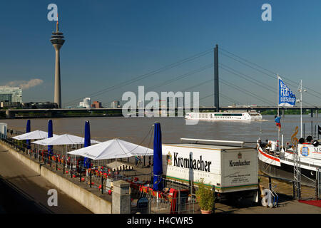 Promenade de la banque avec vue sur le Rhin et le pont de la tour coude du Rhin à Düsseldorf, Allemagne, Berlin, Düsseldorf Banque D'Images