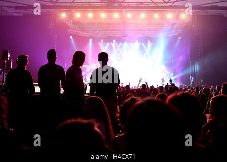 Barcelone - APR 24 : foule lors d'un concert au stade Sant Jordi Club le 24 avril 2015 à Barcelone, Espagne. Banque D'Images