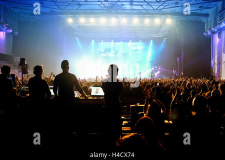 Barcelone - APR 24 : foule lors d'un concert au stade Sant Jordi Club le 24 avril 2015 à Barcelone, Espagne. Banque D'Images