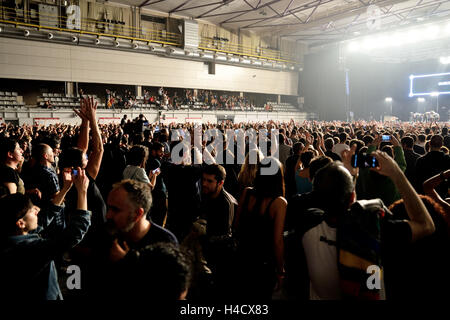 Barcelone - APR 24 : foule lors d'un concert au stade Sant Jordi Club le 24 avril 2015 à Barcelone, Espagne. Banque D'Images