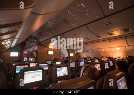 Les passagers à bord de l'un des plus longs vols (17 h 20 min) d'Auckland, Nz À DUBAÏ, ÉMIRATS ARABES UNIS, opérés par Emirates. Banque D'Images