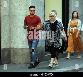 L'Argentine et le footballeur Fiorentina Mauro Zarate avec sa mère à Milan comprend : Mauro Zarate Où : Milan, Italie Quand : 13 Sep 2016 Credit : IPA/WENN.com **Uniquement disponible pour publication au Royaume-Uni, USA, Allemagne, Autriche, Suisse** Banque D'Images