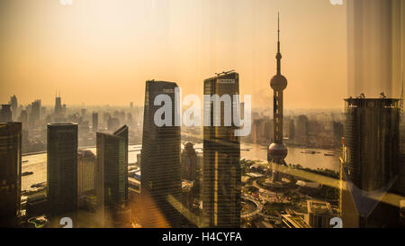 L'Asie, Chine, Shanghai, l'Oriental Pearl TV Tower, vue sur la ville Banque D'Images