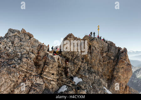 Mountaineer sur le sommet d'un croisement entre 'Losaich' Banque D'Images