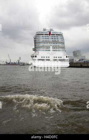 Paquebot de luxe 'Regal Princess' dans le port d'Hambourg. Banque D'Images