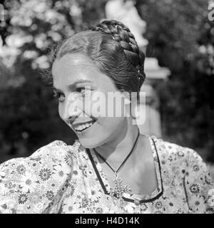 Porträt einer jungen Frau im Halbprofil, 1930er Jahre Deutschland. Demi-profil portrait d'une jeune femme, Allemagne 1930. Banque D'Images