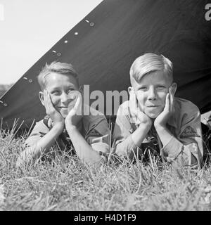 Zwei Hitlerjungen vom Gau Westfalen liegen in Ihrem Zelt schauen und zufrieden heraus, Deutschland 1930er Jahre. Deux jeunes Hitle heureusement regarder hors de leur tente, Allemagne 1930. Banque D'Images