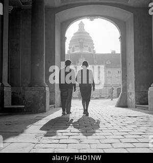 Ein Mann und eine Frau im Torbogen gehen am Eingang zum Kloster Melk an der Donau, Österreich 1930 er Jahre. Un homme et une femme marchant à travers la voûte à l'entrée de l'Abbaye de Melk, Autriche 1930. Banque D'Images