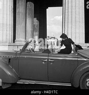 Ein Opel Admiral Cabrio fährt auf dem à München Königsplatz, vor Deutschland 1930 er Jahre. Un modèle Opel Admiral venant à Koenigsplatz square à Munich, Allemagne 1930. Banque D'Images