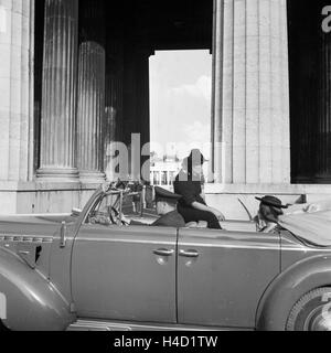 Ein Opel Admiral Cabrio fährt auf dem à München Königsplatz, vor Deutschland 1930 er Jahre. Un modèle Opel Admiral venant à Koenigsplatz square à Munich, Allemagne 1930. Banque D'Images