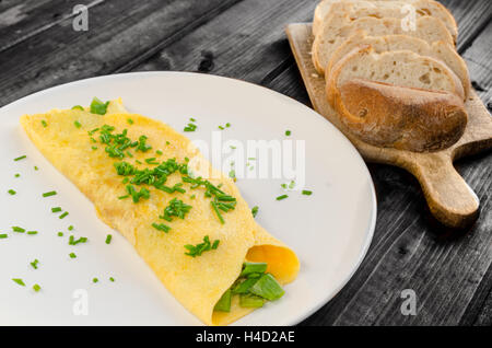 Français frais omelette aux petits oignons et ciboulette Banque D'Images
