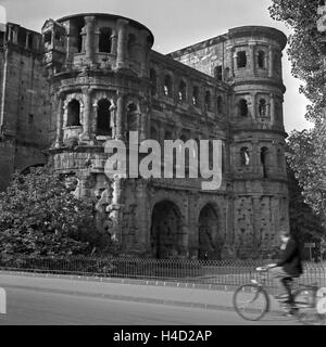 Die Feldseite der Porta Nigra de Trèves, Deutschland 1930 er Jahre. En dehors de la Portra nigra à Trier, Allemagne 1930. Banque D'Images