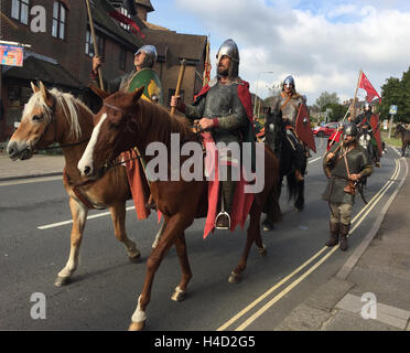 Un groupe d'interprètes historiques arrivent dans la bataille, près de Hastings, terminant leur 300 milles de traversée du pays dans l'East Sussex ville où la bataille de Hastings a eu lieu il y a 950 ans. Banque D'Images