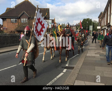 Un groupe d'interprètes historiques arrivent dans la bataille, près de Hastings, terminant leur 300 milles de traversée du pays dans l'East Sussex ville où la bataille de Hastings a eu lieu il y a 950 ans. Banque D'Images