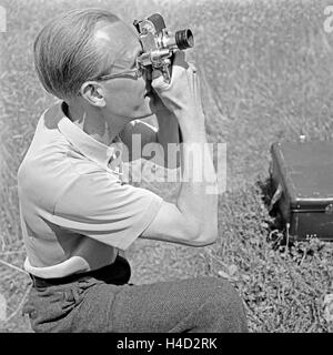 Der Fotograf Karl Heinrich Lämmel, bei der Deutschland 1930 er Jahre. Le photographe Karl Heinrich Laemmel faisant le lavage de voiture, Allemagne 1930. Banque D'Images