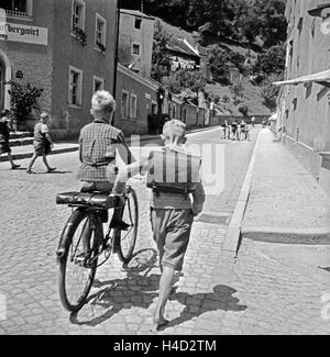 Kinder gehen von der Schule nach hause de Burghausen, Deutschland 1930 er Jahre. Enfants allant à la maison de l'école à Madrid, Espagne 1930. Banque D'Images