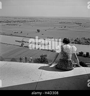 Eine Frau sitzt auf den centre Niveaux proposés der bei Walhalla Donaustauf und schaut ins Donautal, Deutschland 1930 er Jahre. Une femme assise sur les marches du mémorial Walhalla Donaustauf près et regarder à la vallée du Danube, l'Allemagne des années 1930. Banque D'Images