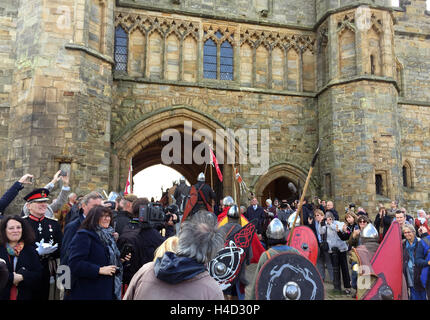 Un groupe d'interprètes historiques arrivent dans la bataille, près de Hastings, terminant leur 300 milles de traversée du pays dans l'East Sussex ville où la bataille de Hastings a eu lieu il y a 950 ans. Banque D'Images