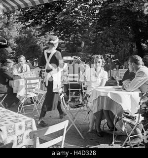 Menschen in einem Cafe à Stuttgart, Deutschland 1930er Jahre. Les gens à la terrasse d'un café à Stuttgart, Allemagne 1930. Banque D'Images