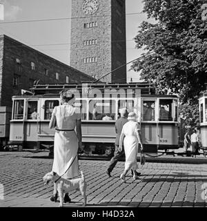 Passanten und die Straßenbahn der Linie 20 vor dem Hauptbahnhof de Stuttgart, Deutschland 1930er Jahre. Passants et d'un tram de la ligne 20 en face de la gare principale de Stuttgart, Allemagne 1930. Banque D'Images