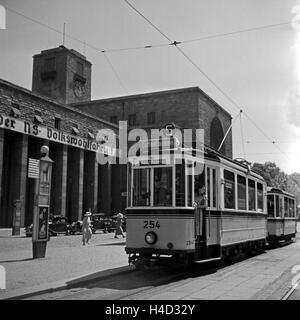 Straßenbahn der Linie 5 Richtung Zuffenhausen am Hauptbahnhof à Stuttgart, Deutschland 1930er Jahre. La ligne de tram no. 5 avec direction à Zuffenhausen en face de la gare principale de Stuttgart, Allemagne 1930. Banque D'Images