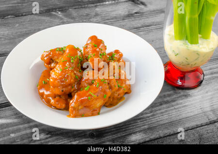 Hot Wings de poulet avec sauce mayonnaise et le céleri Banque D'Images