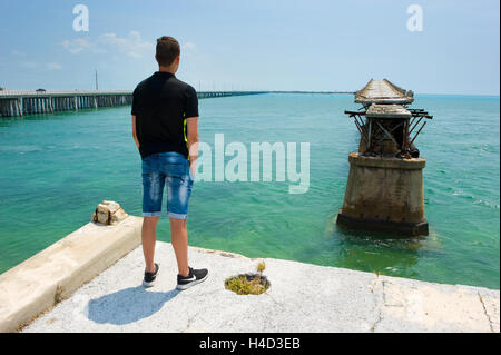 Un adolescent est de regarder l'ancien pont ferroviaire à Honda Bahia Bahia Bay State Park sur les Florida Keys Banque D'Images